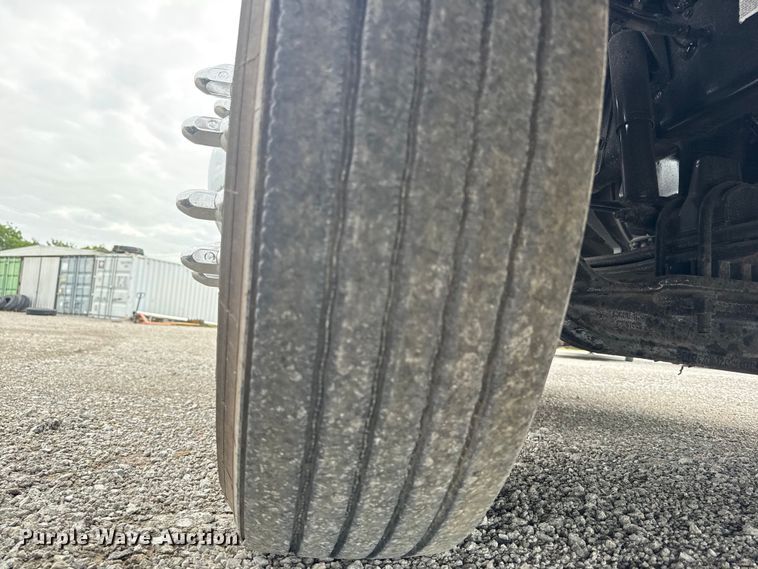 image for item ET6314 2015 Peterbilt  579 semi truck