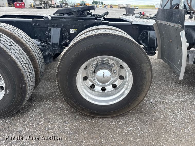 image for item ET6314 2015 Peterbilt  579 semi truck