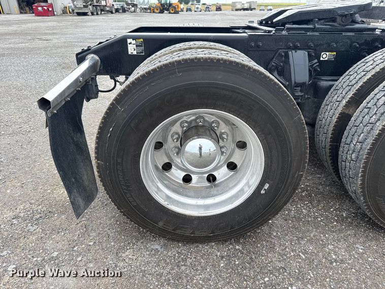 image for item ET6314 2015 Peterbilt  579 semi truck
