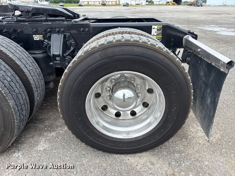 image for item ET6314 2015 Peterbilt  579 semi truck