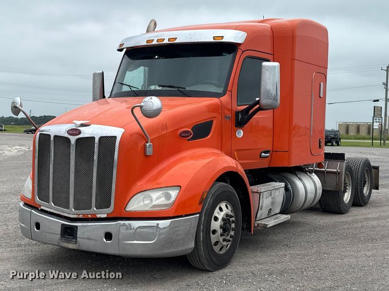 image for item ET6346 2016 Peterbilt 579 semi truck