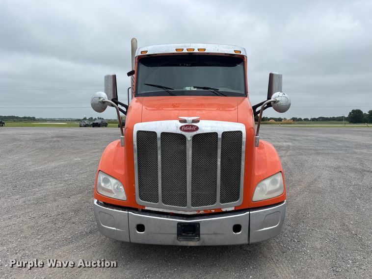 image for item ET6346 2016 Peterbilt 579 semi truck