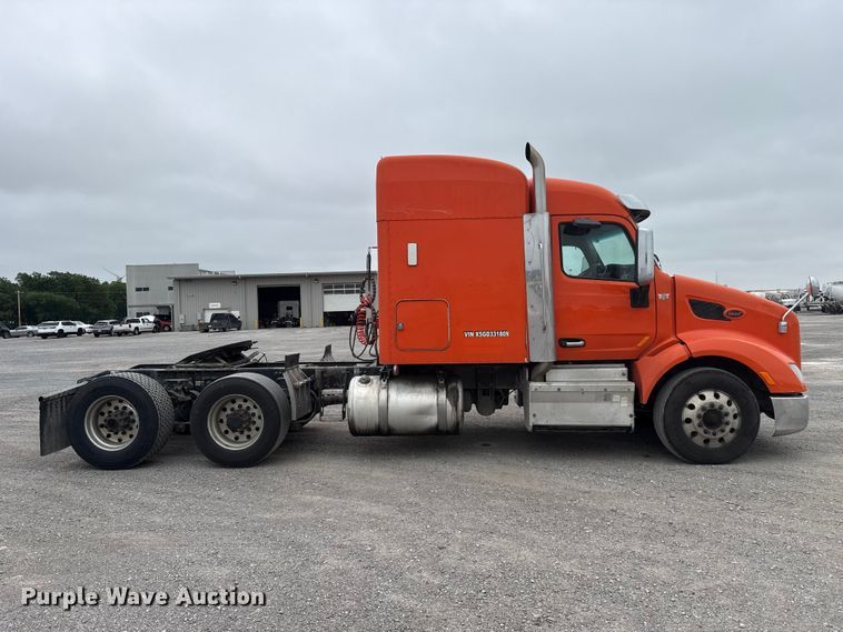 image for item ET6346 2016 Peterbilt 579 semi truck