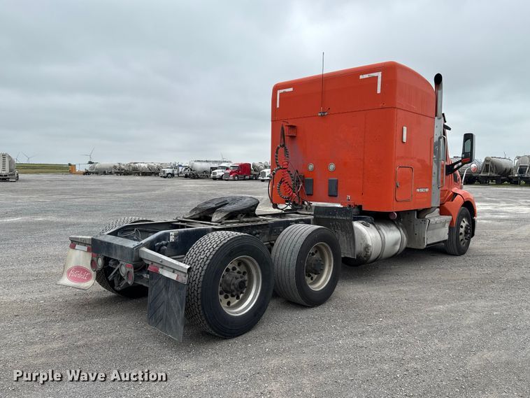 image for item ET6346 2016 Peterbilt 579 semi truck