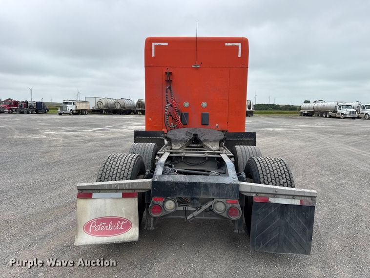image for item ET6346 2016 Peterbilt 579 semi truck