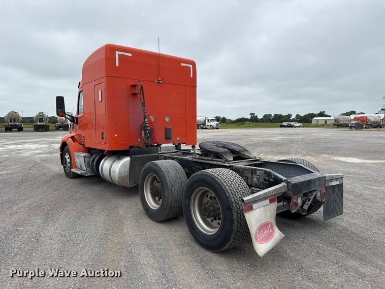 image for item ET6346 2016 Peterbilt 579 semi truck