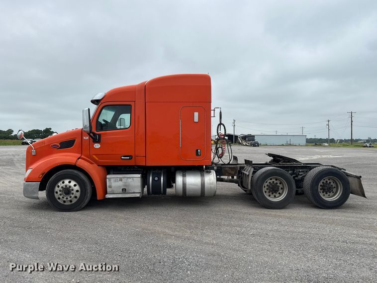 image for item ET6346 2016 Peterbilt 579 semi truck