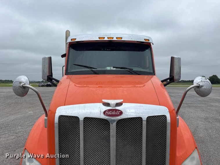 image for item ET6346 2016 Peterbilt 579 semi truck