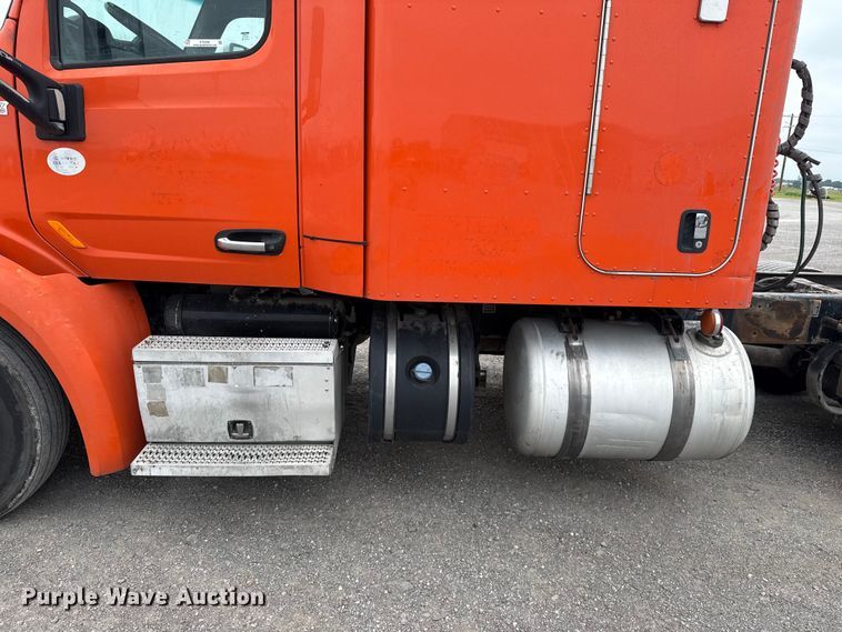 image for item ET6346 2016 Peterbilt 579 semi truck