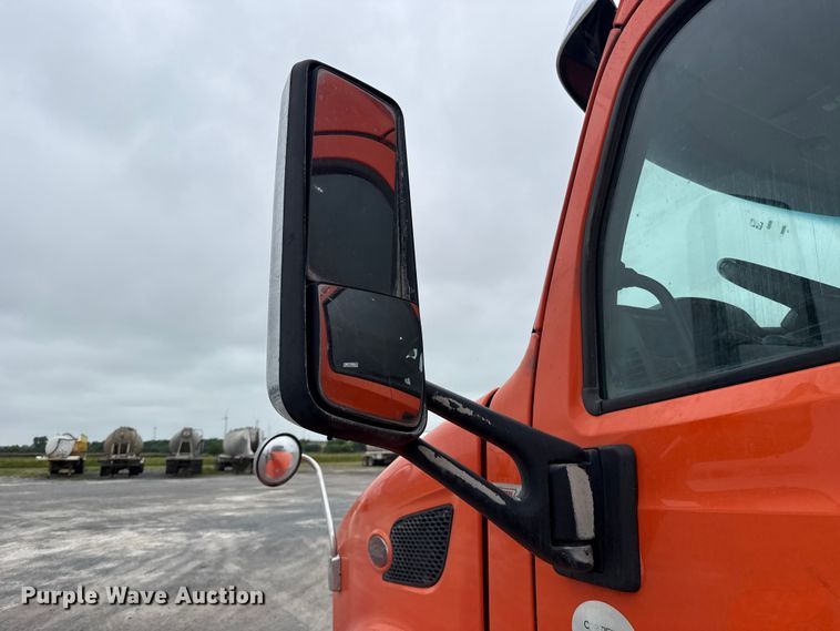 image for item ET6346 2016 Peterbilt 579 semi truck