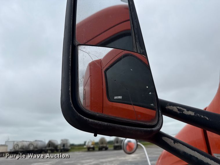 image for item ET6346 2016 Peterbilt 579 semi truck