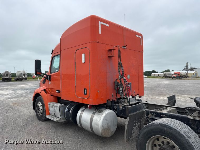 image for item ET6346 2016 Peterbilt 579 semi truck
