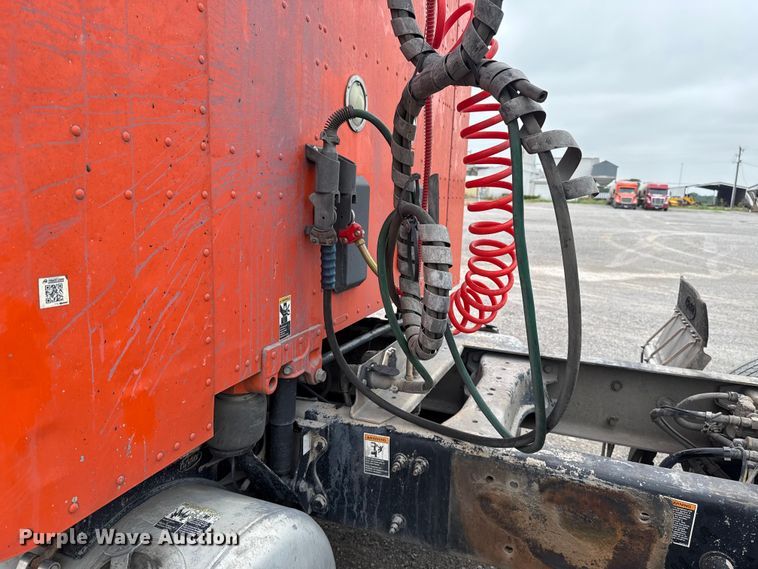 image for item ET6346 2016 Peterbilt 579 semi truck