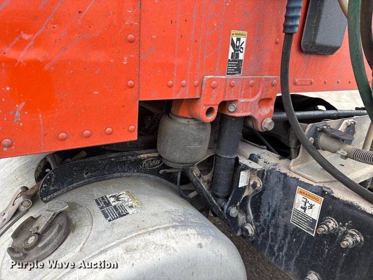 image for item ET6346 2016 Peterbilt 579 semi truck
