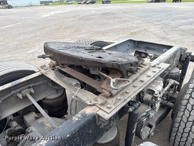 image for item ET6346 2016 Peterbilt 579 semi truck