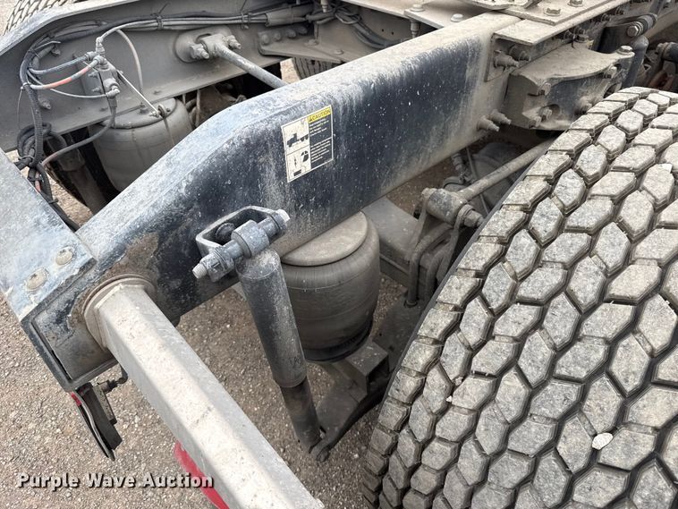 image for item ET6346 2016 Peterbilt 579 semi truck