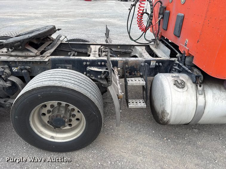 image for item ET6346 2016 Peterbilt 579 semi truck
