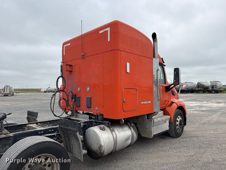 image for item ET6346 2016 Peterbilt 579 semi truck