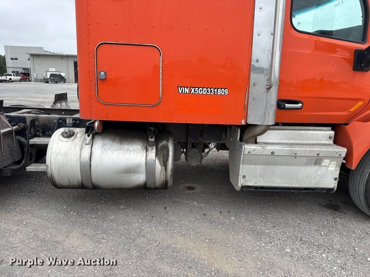 image for item ET6346 2016 Peterbilt 579 semi truck