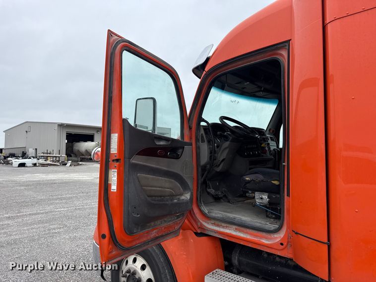 image for item ET6346 2016 Peterbilt 579 semi truck