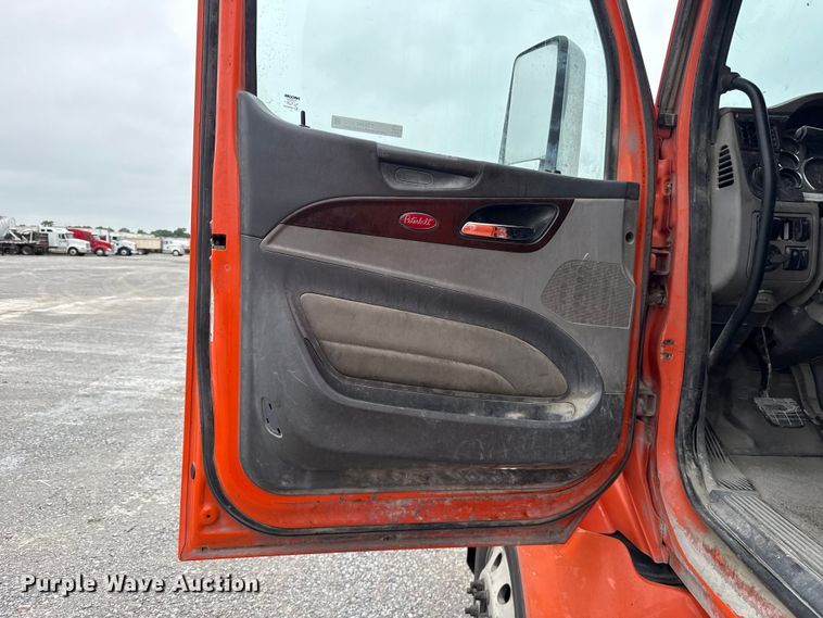 image for item ET6346 2016 Peterbilt 579 semi truck