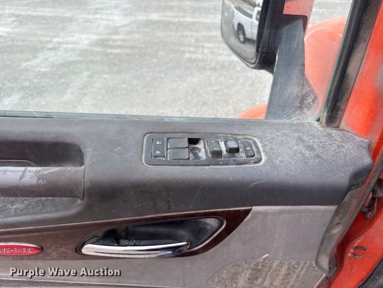 image for item ET6346 2016 Peterbilt 579 semi truck
