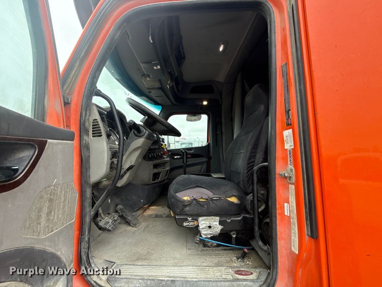 image for item ET6346 2016 Peterbilt 579 semi truck