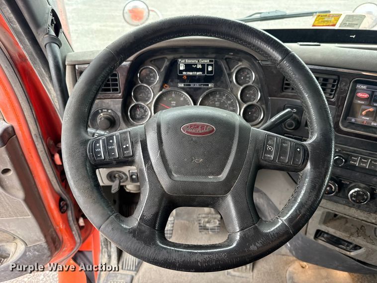image for item ET6346 2016 Peterbilt 579 semi truck
