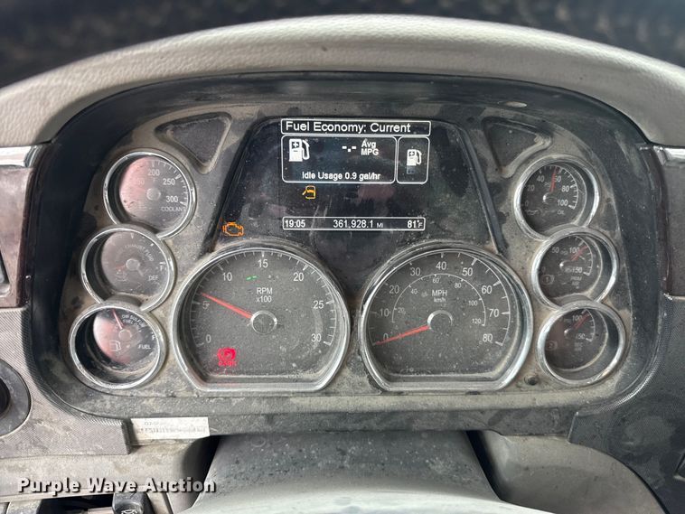 image for item ET6346 2016 Peterbilt 579 semi truck