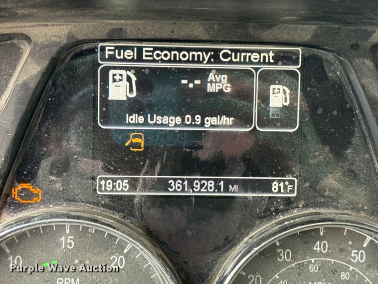 image for item ET6346 2016 Peterbilt 579 semi truck