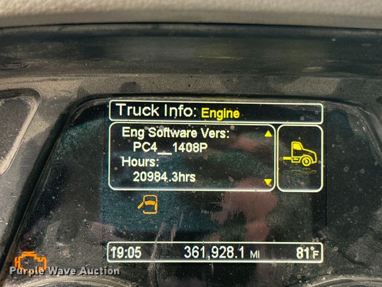 image for item ET6346 2016 Peterbilt 579 semi truck