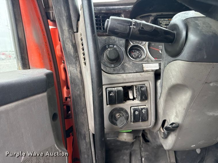 image for item ET6346 2016 Peterbilt 579 semi truck
