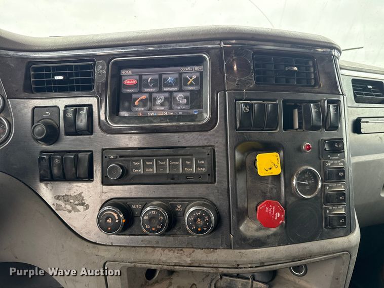 image for item ET6346 2016 Peterbilt 579 semi truck
