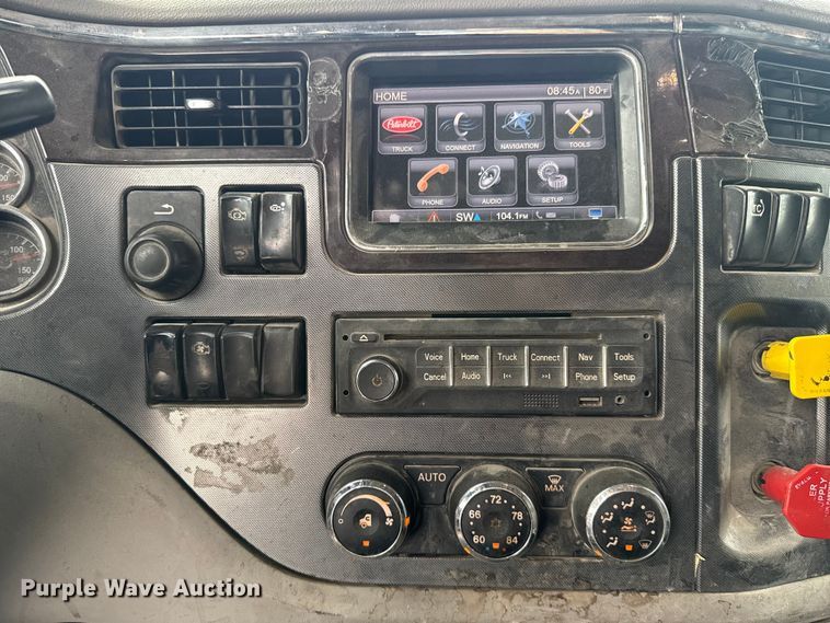 image for item ET6346 2016 Peterbilt 579 semi truck