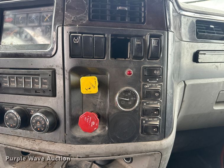 image for item ET6346 2016 Peterbilt 579 semi truck