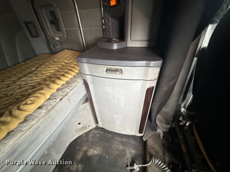 image for item ET6346 2016 Peterbilt 579 semi truck
