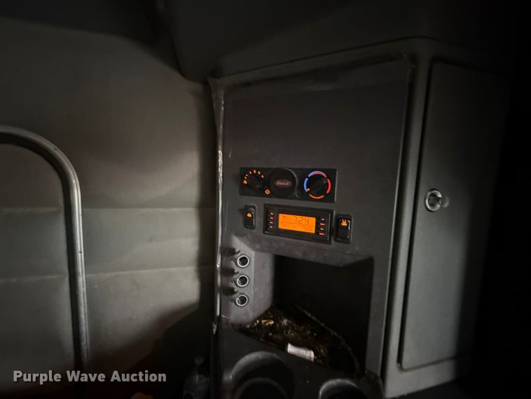 image for item ET6346 2016 Peterbilt 579 semi truck
