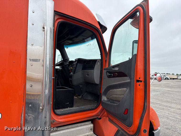 image for item ET6346 2016 Peterbilt 579 semi truck