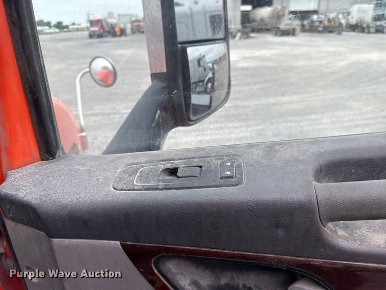 image for item ET6346 2016 Peterbilt 579 semi truck