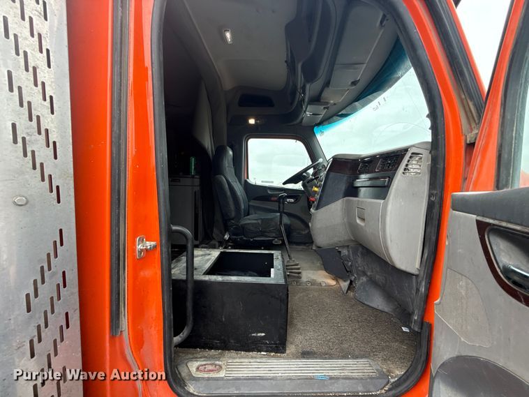 image for item ET6346 2016 Peterbilt 579 semi truck