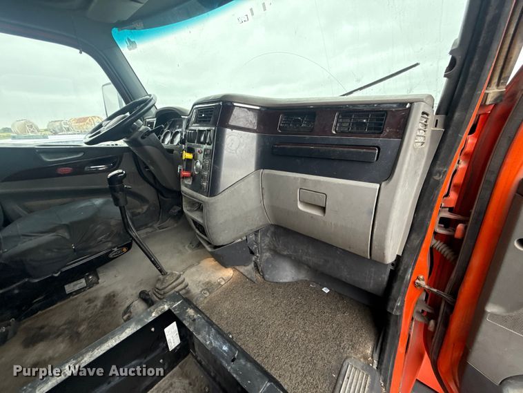image for item ET6346 2016 Peterbilt 579 semi truck