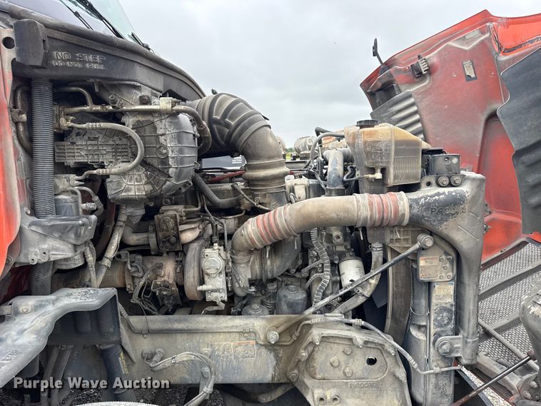 image for item ET6346 2016 Peterbilt 579 semi truck