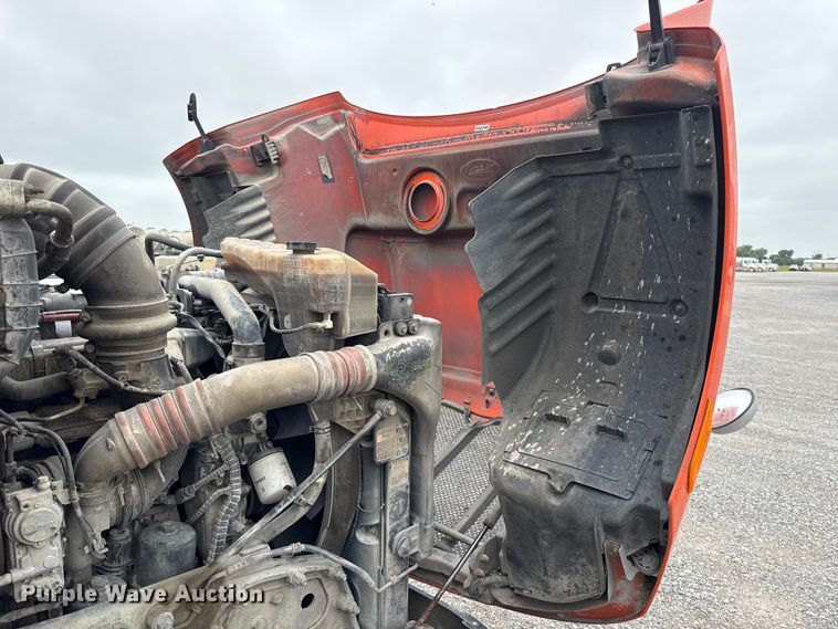 image for item ET6346 2016 Peterbilt 579 semi truck