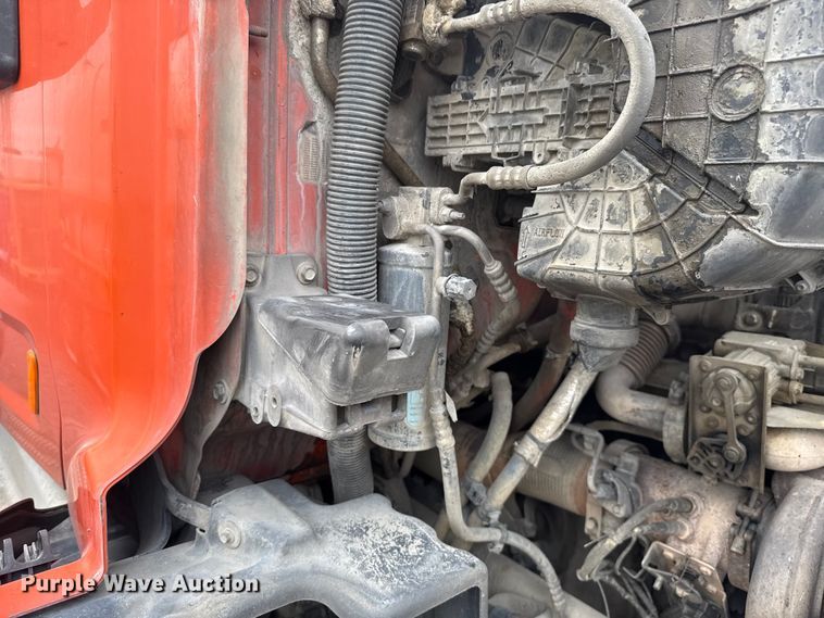 image for item ET6346 2016 Peterbilt 579 semi truck