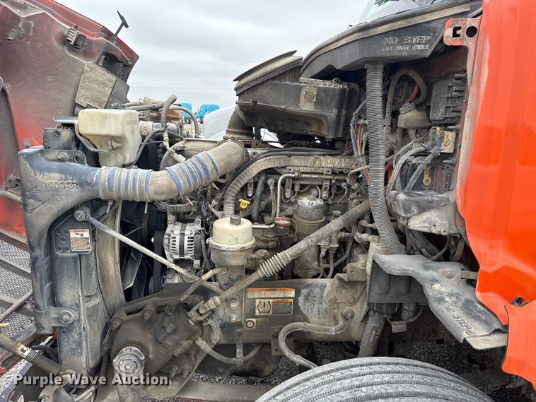 image for item ET6346 2016 Peterbilt 579 semi truck