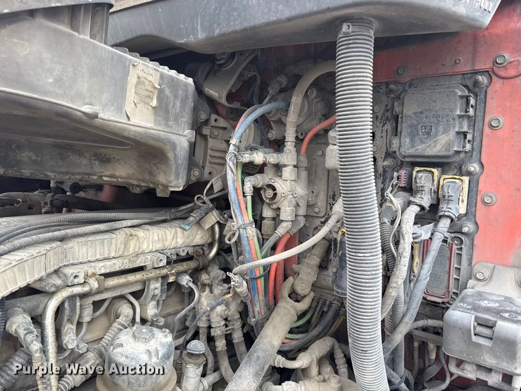 image for item ET6346 2016 Peterbilt 579 semi truck