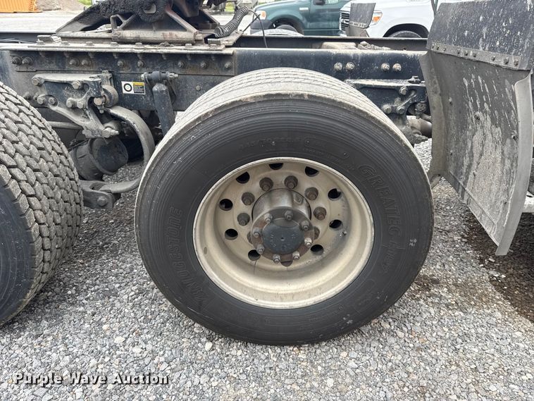 image for item ET6346 2016 Peterbilt 579 semi truck