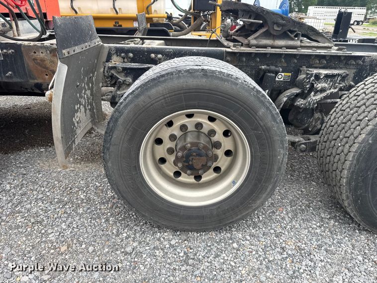image for item ET6346 2016 Peterbilt 579 semi truck