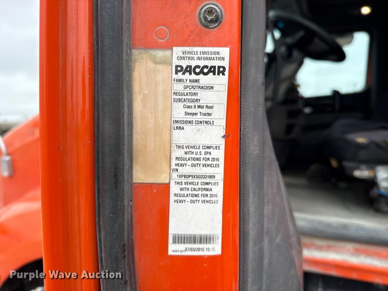 image for item ET6346 2016 Peterbilt 579 semi truck
