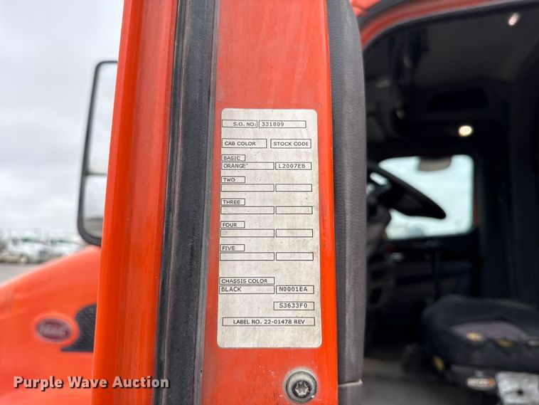 image for item ET6346 2016 Peterbilt 579 semi truck